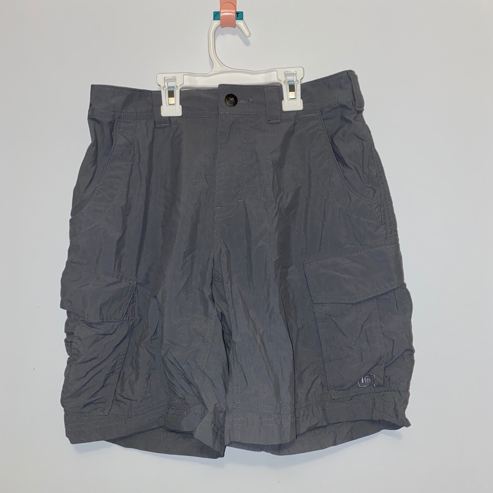 Men’s solid gray REI cargo shorts in a size MEDIUM